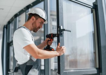 Artisan Vitrier en France : Maîtres du Verre et de la Lumière